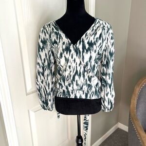 Evereve Carson Size Medium M White and Green Wrap Blouse Graphic Design lot5659